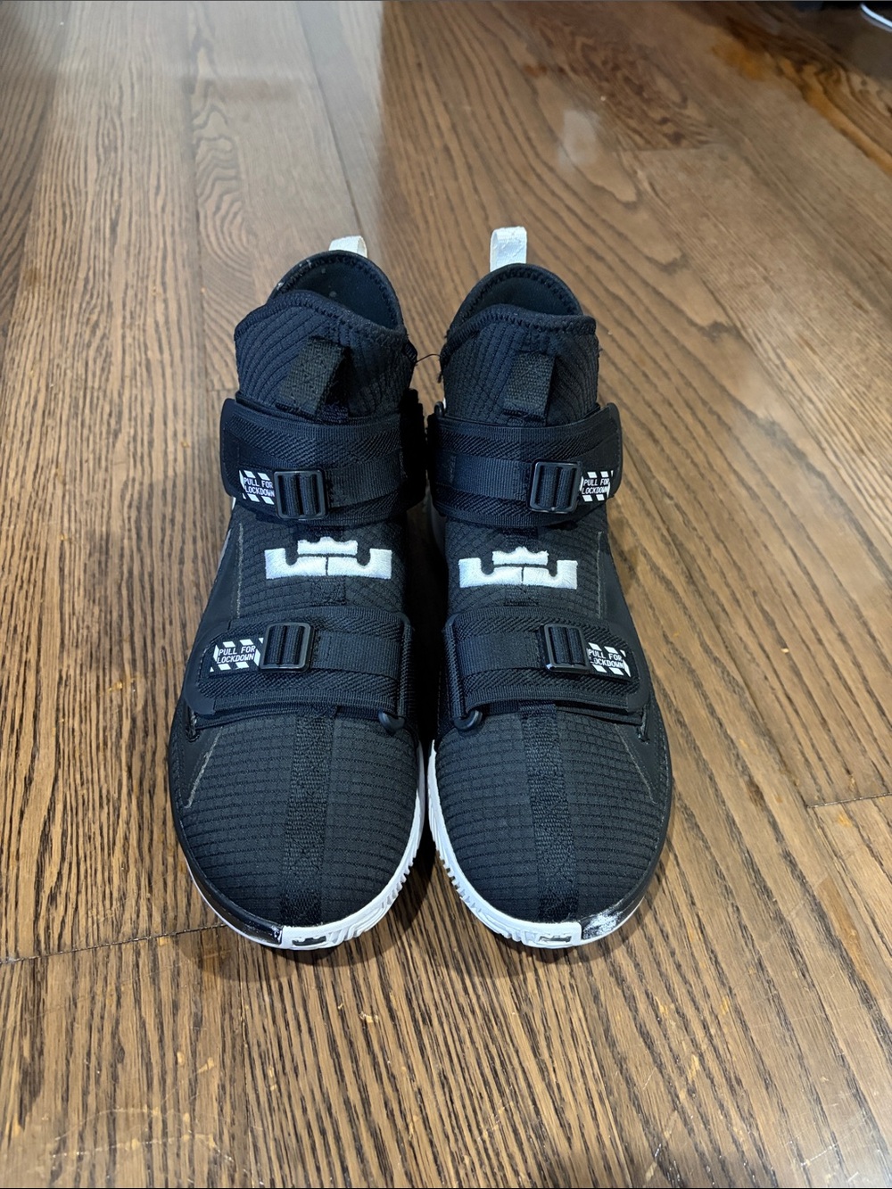 Le Bron Nike Soilder 2019 basketball shoes black n white sz 8.5